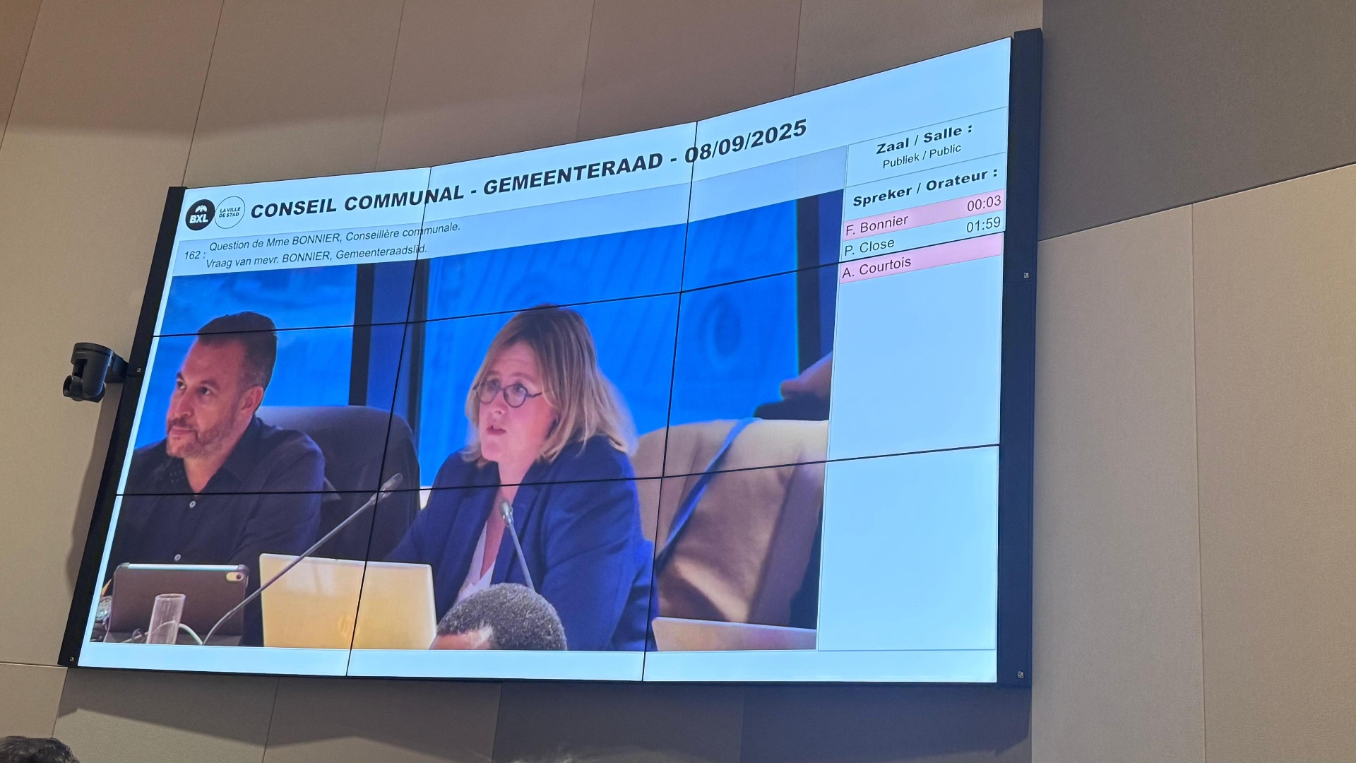 Question de Floriane Bonnier retransmise sur les écrans du Conseil communal de la Ville de Bruxelles