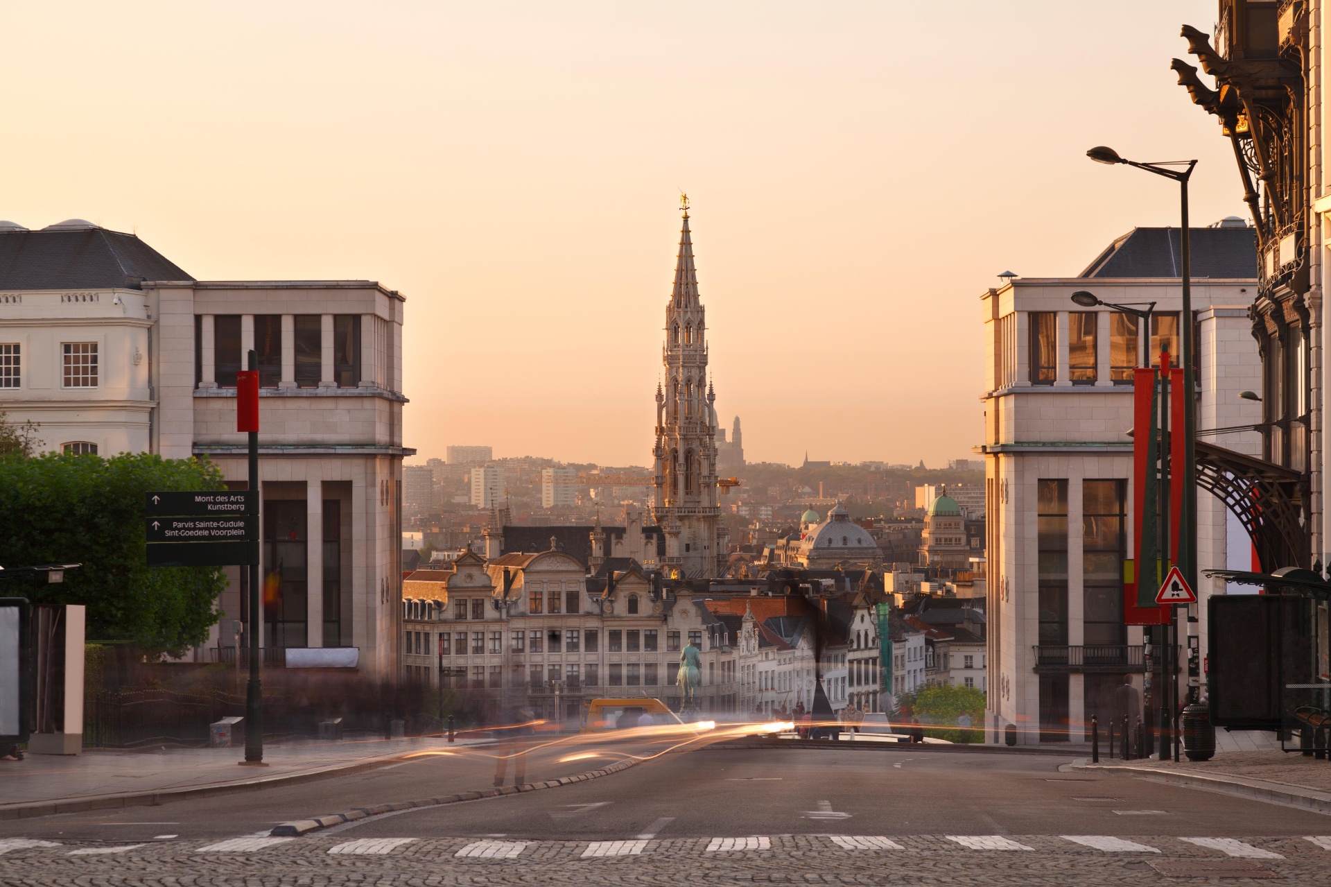 Skyline de Bruxelles au lever du soleil, avec la flèche de l'Hôtel de Ville.