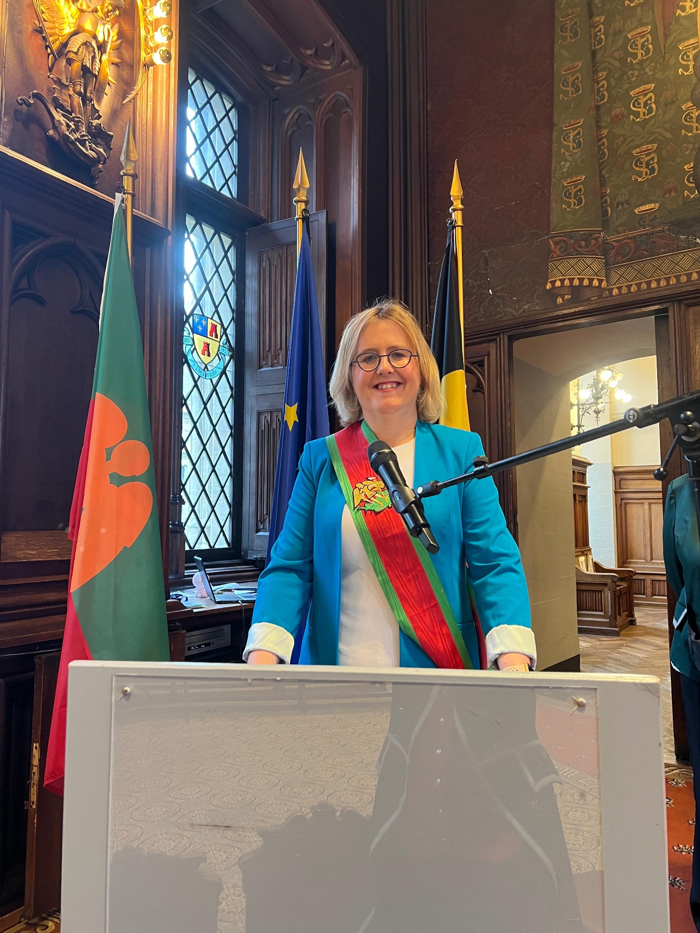 Floriane Bonnier, écharpe communale, prend la parole à l'Hôtel de Ville de Bruxelles