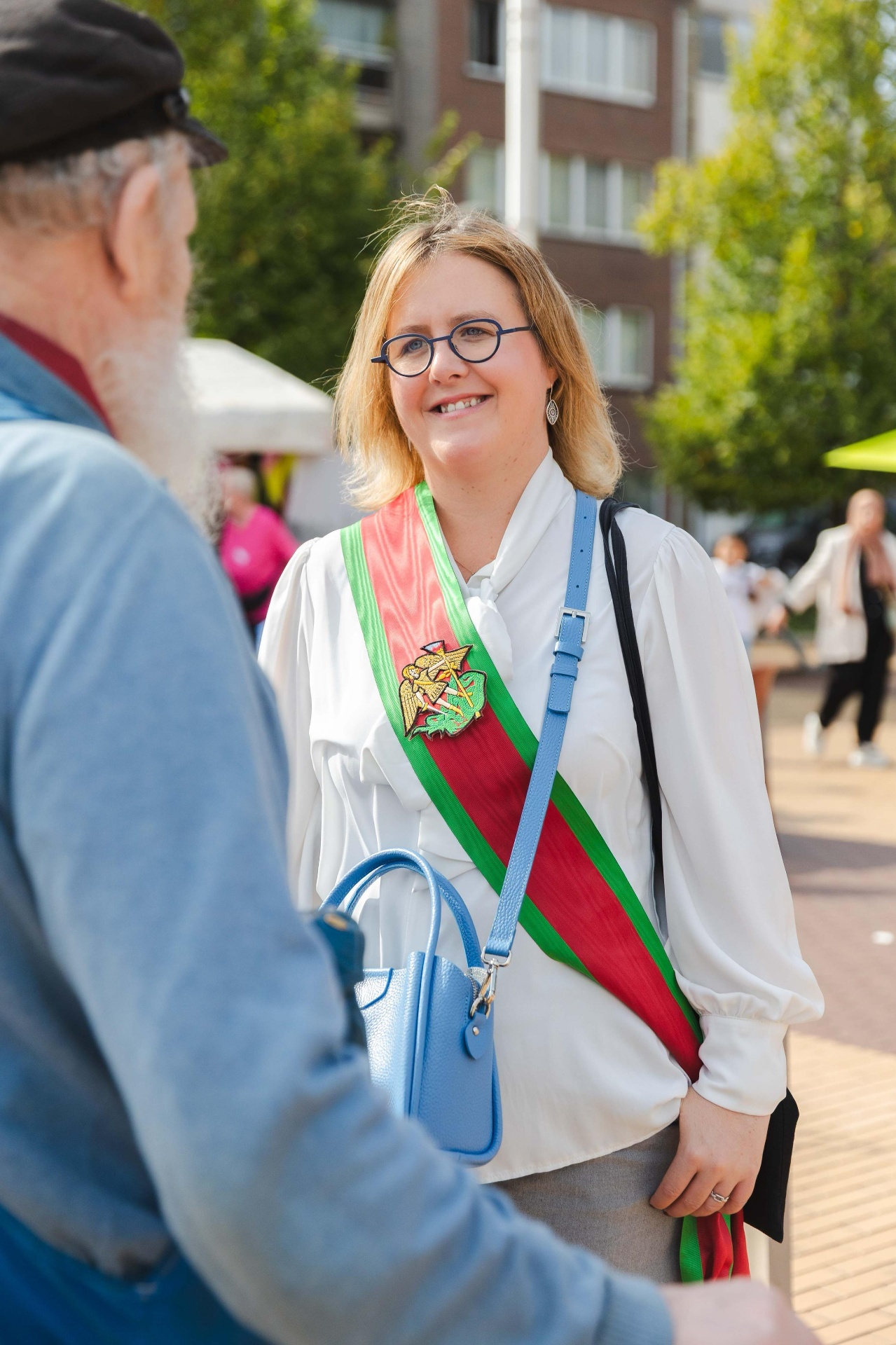 Floriane Bonnier, écharpe communale, en échange avec un habitant lors d'une rencontre de quartier à Bruxelles