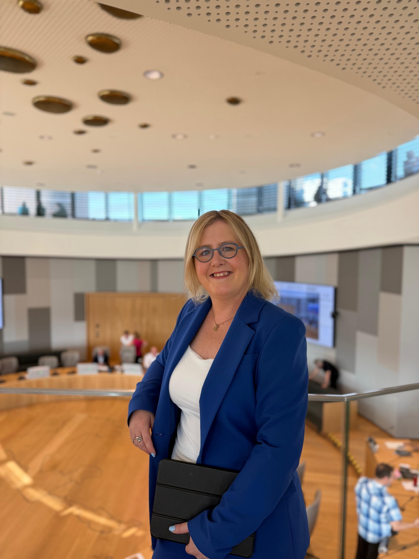 Floriane Bonnier dans l'hémicycle du Conseil communal de la Ville de Bruxelles