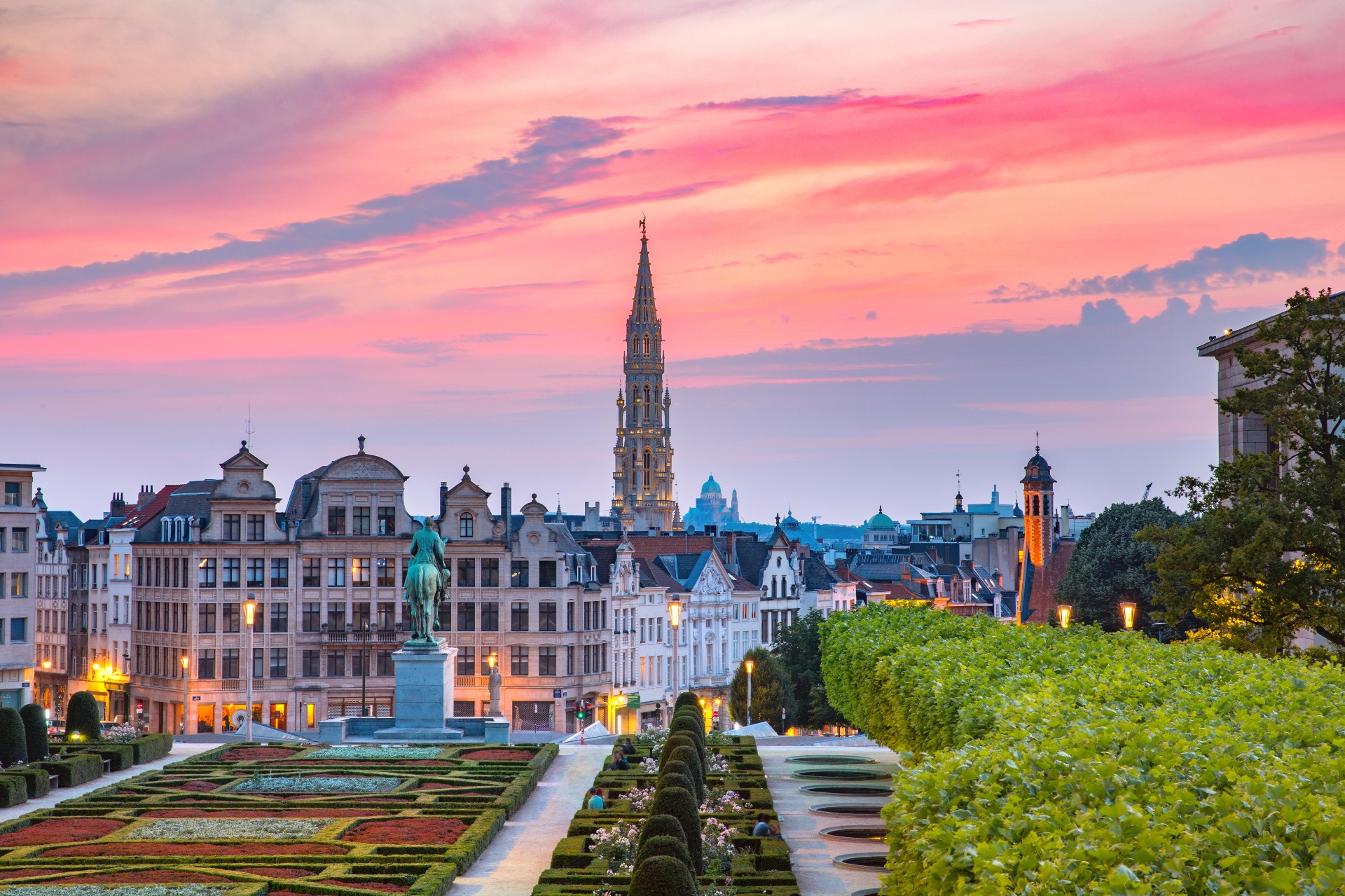 Le Mont des Arts au crépuscule, avec la tour de l'Hôtel de Ville de Bruxelles.